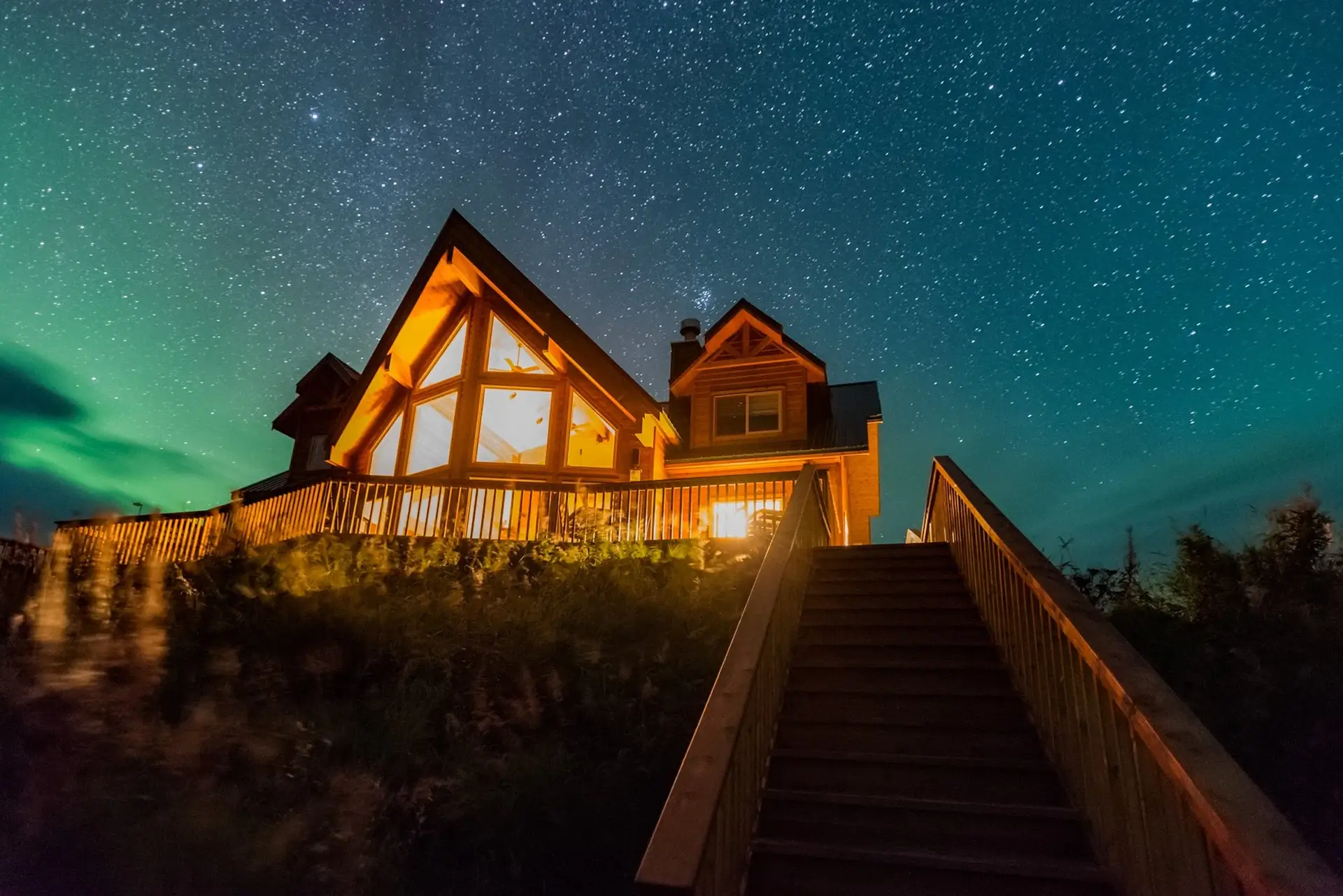 Cozy lodge under starry night sky - Intricate Bay Lodge